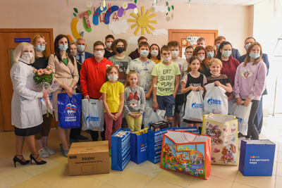 Подарки от газовиков получили пациенты детского отделения Югорской ЦГБ
