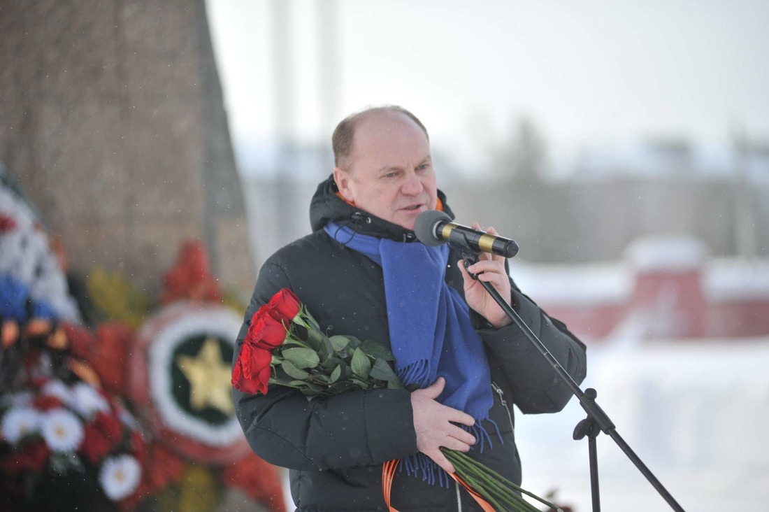 Генеральный директор ООО «Газпром трансгаз Югорск» Петр Созонов выступает на митинге, посвященном Дню защитника Отечества