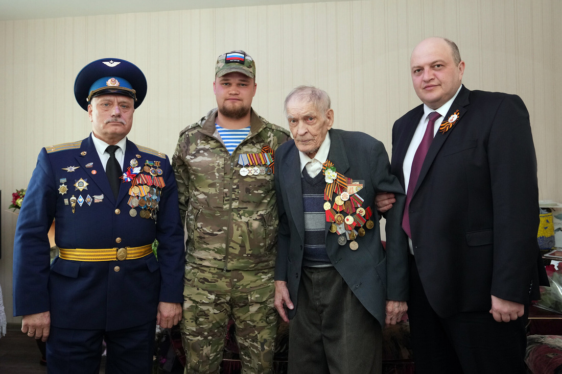 Директор Фонда «Возрождение» Олег Баргилевич, участник СВО Анатолий Петран, ветеран Великой Отечественной войны Петр Суворов, генеральный директор ООО «Газпром трансгаз Югорск» Алексей Кшесинский