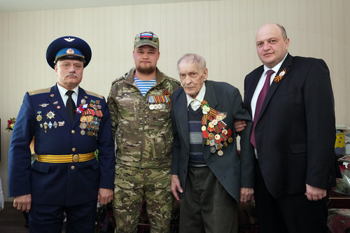 Директор Фонда «Возрождение» Олег Баргилевич, участник СВО Анатолий Петран, ветеран Великой Отечественной войны Петр Суворов, генеральный директор ООО «Газпром трансгаз Югорск» Алексей Кшесинский