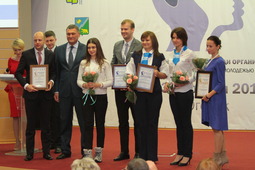 Сергей Голин (второй слева) вручил дипломы и грант победителям в номинации "Патриотизм"