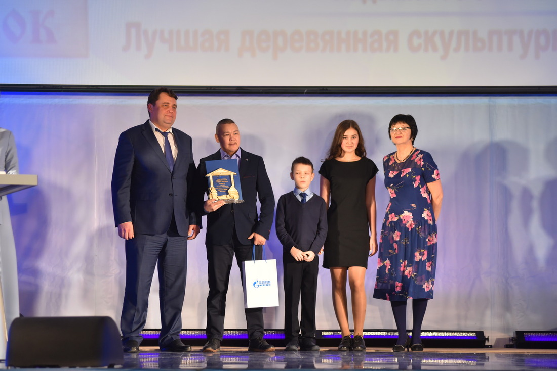 Юрий Холманский (первый слева) вручил награду за первое место представителю Надымского УТТиСТ