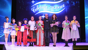 Семен Мильштейн (в центре) с участниками Фестиваля