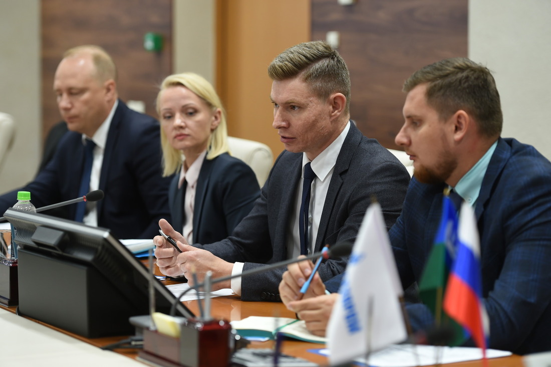 Эксперты конкурса ПАО "Газпром" проводят совещание в офисе компании