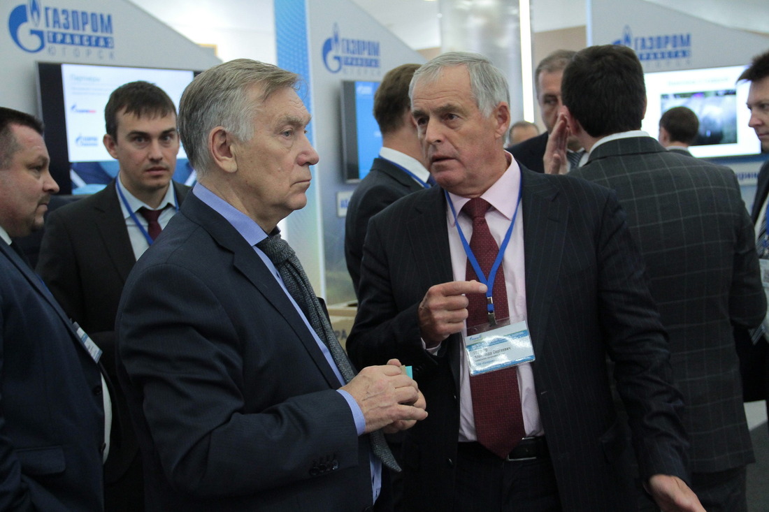 Александр Ишков (слева) — заместитель начальника Департамента — начальник Управления ПАО "Газпром", председатель секции НТС