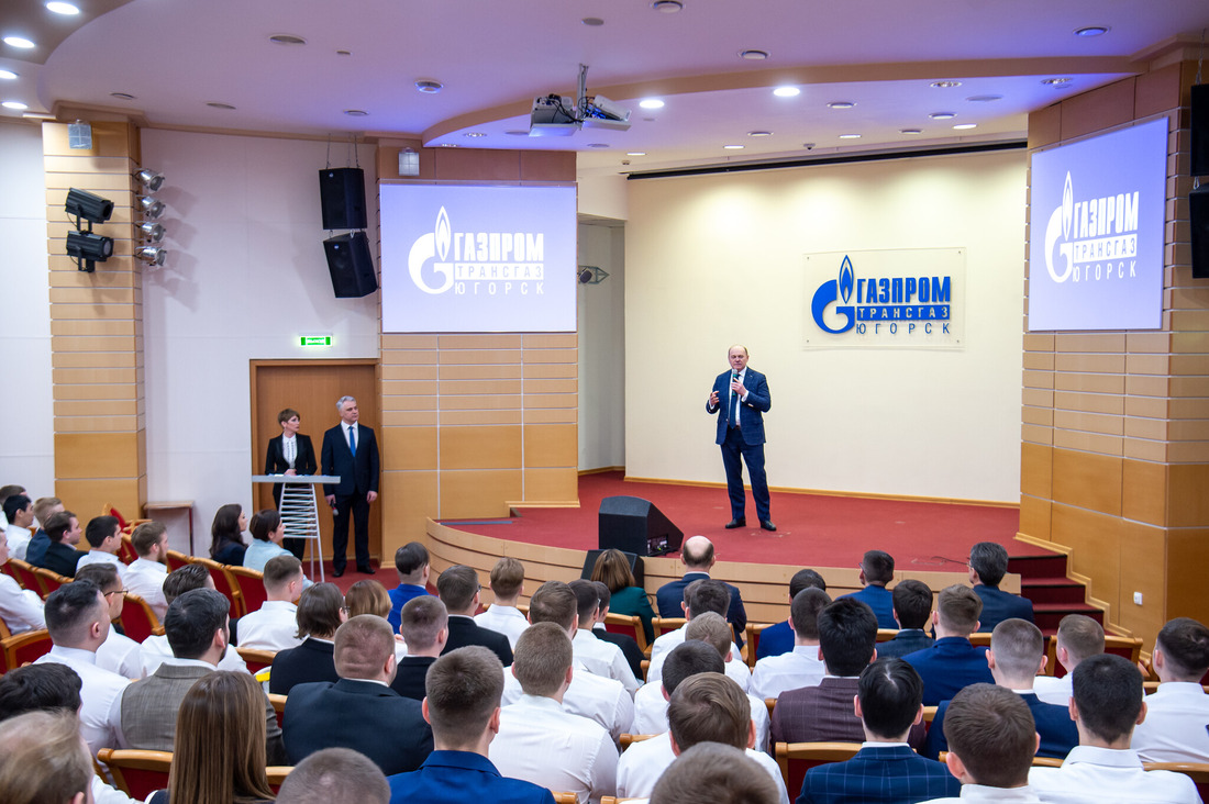 Молодых специалистов приветствует генеральный директор ООО «Газпром трансгаз Югорск» П.М. Созонов