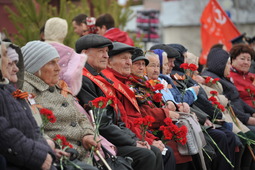 Ветераны войны и труженики тыла на праздновании Дня Победы в г. Югорске