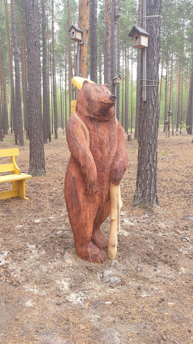 Медведь и не догадывается, что вместе с коробом на спине несет хитрую Машеньку. Автор — Павел Кудрявцев