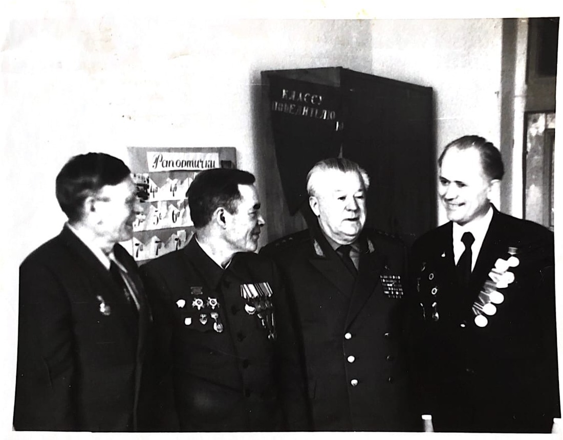 Однополчане и генерал Шатилов — командир 150-й Идрицко-Берлинской стрелковой дивизии