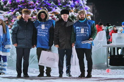 Петр Созонов (второй справа) поздравляет команду Республики Башкортостан