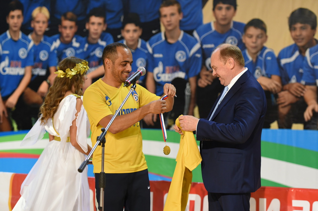 Главный тренер МФК «Газпром-Югра» вручает Петру Созонову золотую медаль