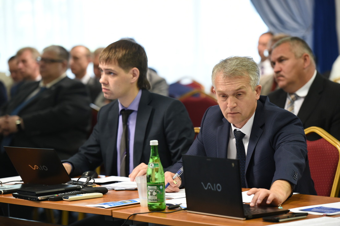 Секретарь Совета руководителей Вячеслав Быстров (справа)