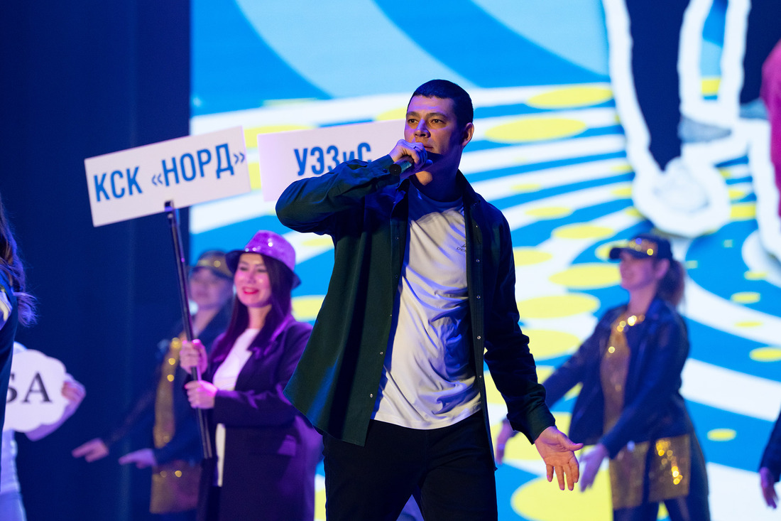 На сцене — представители филиалов компании